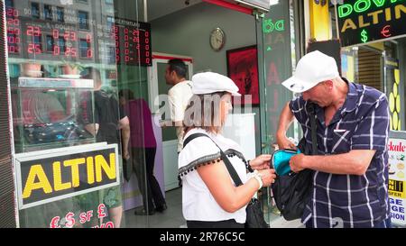 12 juin 2023, Izmir, Turquie, Turquie: Les gens visitent les bureaux d'échange et les orfèvres pour préserver leur argent contre les différences d'échange. Mehmet Simsek a été nommé ministre du Trésor et des Finances et Hafize Gaye Erkan a été nommé président de la Nouvelle Banque centrale dans un nouveau cabinet formé après les élections générales de la Turquie. Alors qu'il s'agissait de savoir si l'économie allait revenir à la politique orthodoxe, le signal est venu que le nouveau ministre ne poursuivrait pas la politique économique hétérodoxe. On pense qu'il y a une libération contrôlée de dollars pour trouver des soldes dans l'ECO Banque D'Images