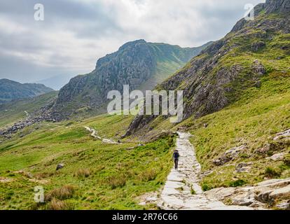 Les marcheurs qui montent sur la piste PYG depuis Pen y Pass un itinéraire populaire vers la crête du sommet d'YR Wyddfa dans le parc national de Snowdonia au nord du pays de Galles Banque D'Images