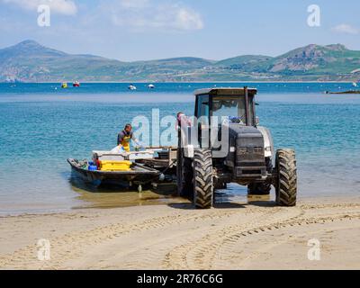 Les pêcheurs déchargent leurs prises sur un tracteur et une remorque sur la plage de Porth Dinllaen, sur la péninsule de Lleyn, au nord du pays de Galles, au Royaume-Uni Banque D'Images