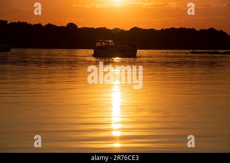 Berlin, Allemagne. 12th juin 2023. Le soleil se couche sur la Havel à Grunewald. Credit: Paul Zinken/dpa/Alay Live News Banque D'Images