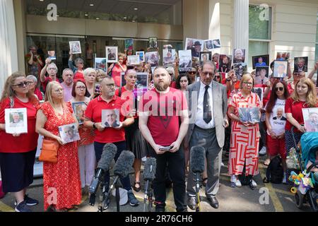 Les gens tiennent des photos de leurs proches perdus pendant la pandémie à l'extérieur de Dorland House à Londres, où l'enquête est en train d'entendre les preuves de sa première enquête (module 1) pour examiner si la pandémie a été correctement planifiée et « si le Royaume-Uni était suffisamment prêt pour cette éventualité ». Date de la photo: Mardi 13 juin 2023. Banque D'Images