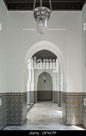 Paris, France - 06 10 2023 : la grande mosquée de Paris. Vue sur un couloir avec des murs en mosaïque Banque D'Images