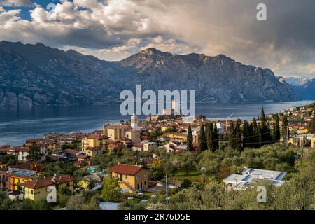 Vue panoramique de Malcesine au coucher du soleil, lac de Garde, Vénétie, Italie Banque D'Images