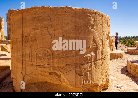 détail de la section de pilier sculptée ornalement dans les ruines entourant le temple de soleb sur la rive humide du nil supérieur au soudan Banque D'Images