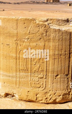 détail de la section de pilier sculptée ornalement dans les ruines entourant le temple de soleb sur la rive humide du nil supérieur au soudan Banque D'Images