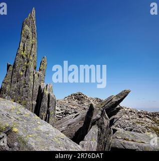 Pinnacles dentelées de roche rhyolitique au sommet de Glyder Fawr à Snowdonia Eryri, au nord du pays de Galles Banque D'Images