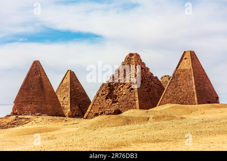 les pyramides nubiennes des pharaons noirs près de jebel barkal à karima au soudan Banque D'Images