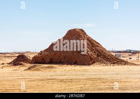 les pyramides nubiennes des pharaons noirs près de jebel barkal à karima au soudan Banque D'Images