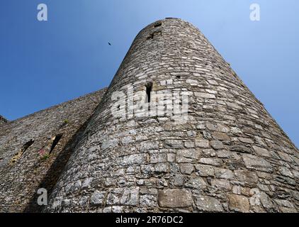 Le château Harlech construit par Edward I en 1209 sur un crag rocheux surplombant la baie de Tremadoc mais maintenant un peu à l'intérieur des terres - Gwynedd Wales UK Banque D'Images
