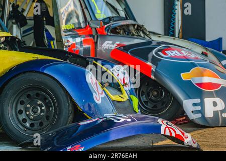 CANELONES, URUGUAY; MAI 15 2023: - Voitures de sport Vintage Drift garées à l'enclos, autodrome de pinar, canelones, uruguay Banque D'Images