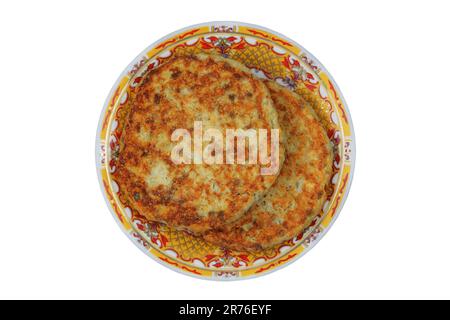 Découpes sur une plaque isolées sur fond blanc. Portion de viande tranchée panée et servie grillée ou frite. Boulettes de viande faites maison. Banque D'Images