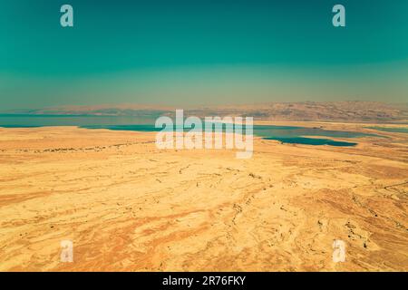 Vue sur la mer Morte dans le désert du Néguev. Israël. Banque D'Images