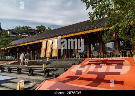 (230613) -- CHONGQING, 13 juin 2023 (Xinhua) -- cette photo montre un musée présentant l'histoire des antiquités du Musée du Palais qui y ont déménagé pendant la Seconde Guerre mondiale dans le sud-ouest de la Chine Chongqing, 10 juin 2023. Le musée est situé dans une ancienne entreprise étrangère, où près de 4 000 caisses d'antiquités ont été stockées pendant la guerre.les articles du Musée du Palais, également connu sous le nom de Cité interdite, ont été déplacés à Chongqing à la fin de 1930s lorsque les troupes japonaises ont envahi Pékin. Lors du bombardement japonais de Chongqing dans les années suivantes, la société étrangère a placé un drapeau suédois sur le toit, qui a protégé le baril Banque D'Images