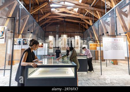 (230613) -- CHONGQING, 13 juin 2023 (Xinhua) -- les touristes visitent un musée présentant l'histoire des antiquités du Musée du Palais qui y ont déménagé pendant la Seconde Guerre mondiale dans le sud-ouest de la Chine Chongqing, 10 juin 2023. Le musée est situé dans une ancienne entreprise étrangère, où près de 4 000 caisses d'antiquités ont été stockées pendant la guerre.les articles du Musée du Palais, également connu sous le nom de Cité interdite, ont été déplacés à Chongqing à la fin de 1930s lorsque les troupes japonaises ont envahi Pékin. Au cours des bombardements japonais de Chongqing dans les années suivantes, la société étrangère a placé un drapeau suédois sur le toit, qui a protégé le bâtiment Banque D'Images