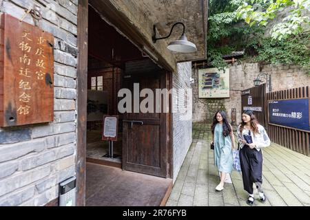 (230613) -- CHONGQING, 13 juin 2023 (Xinhua) -- les touristes visitent un musée présentant l'histoire des antiquités du Musée du Palais qui y ont déménagé pendant la Seconde Guerre mondiale dans le sud-ouest de la Chine Chongqing, 10 juin 2023. Le musée est situé dans une ancienne entreprise étrangère, où près de 4 000 caisses d'antiquités ont été stockées pendant la guerre.les articles du Musée du Palais, également connu sous le nom de Cité interdite, ont été déplacés à Chongqing à la fin de 1930s lorsque les troupes japonaises ont envahi Pékin. Au cours des bombardements japonais de Chongqing dans les années suivantes, la société étrangère a placé un drapeau suédois sur le toit, qui a protégé le bâtiment Banque D'Images