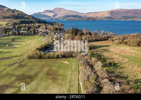 Vue aérienne du village de Luss à Lake Lomond, Écosse, Royaume-Uni Banque D'Images