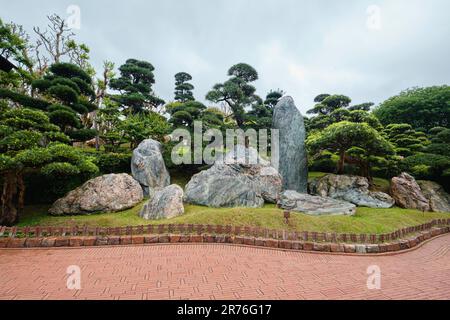 Hong Kong, Chine - avril 2023 : magnifique paysage verdoyant et vieilles pierres du jardin Nan Lian à Diamond Hill, Chi Lin Nunnery Banque D'Images