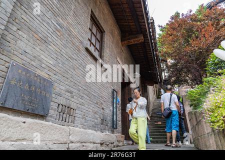 (230613) -- CHONGQING, 13 juin 2023 (Xinhua) -- les touristes visitent un musée présentant l'histoire des antiquités du Musée du Palais qui y ont déménagé pendant la Seconde Guerre mondiale dans le sud-ouest de la Chine Chongqing, 10 juin 2023. Le musée est situé dans une ancienne entreprise étrangère, où près de 4 000 caisses d'antiquités ont été stockées pendant la guerre.les articles du Musée du Palais, également connu sous le nom de Cité interdite, ont été déplacés à Chongqing à la fin de 1930s lorsque les troupes japonaises ont envahi Pékin. Au cours des bombardements japonais de Chongqing dans les années suivantes, la société étrangère a placé un drapeau suédois sur le toit, qui a protégé le bâtiment Banque D'Images