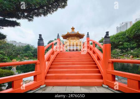 Hong Kong - avril 2023 : pont en bois d'orange et pavillon d'or de la perfection absolue dans 'Nan Lian Garden' dans 'Chi Lin Nunnery' Banque D'Images
