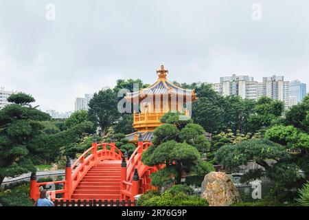 Hong Kong - avril 2023 : pont en bois d'orange et pavillon d'or de la perfection absolue dans 'Nan Lian Garden' dans 'Chi Lin Nunnery' Banque D'Images