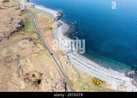 Vue aérienne sur la côte au Loch na Keal, route côtière et voiture rouge solitaire sur une route à voie unique, île de Mull, Écosse, Royaume-Uni Banque D'Images