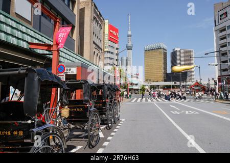 PROMENADE EN POUSSE-POUSSE AUTOUR D'ASAKUSA TOKYO Banque D'Images