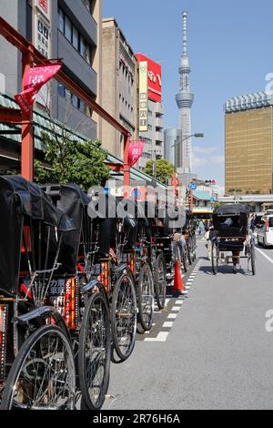 PROMENADE EN POUSSE-POUSSE AUTOUR D'ASAKUSA TOKYO Banque D'Images