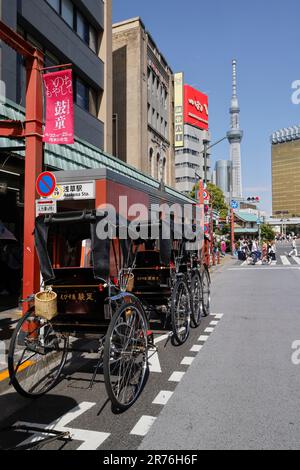 PROMENADE EN POUSSE-POUSSE AUTOUR D'ASAKUSA TOKYO Banque D'Images