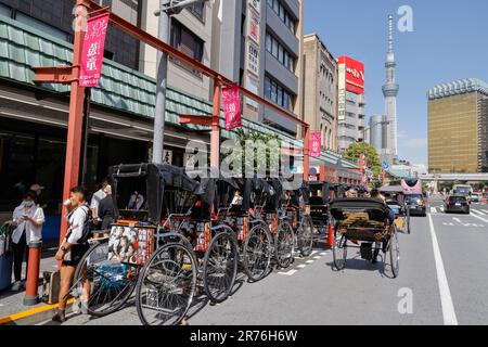 PROMENADE EN POUSSE-POUSSE AUTOUR D'ASAKUSA TOKYO Banque D'Images