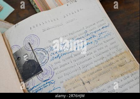 LVIV, UKRAINE - 9 JUIN 2023 - Un passeport diplomatique délivré par l'État ukrainien qui existait de 29 avril 1918, jusqu'à 14 décembre 1918, est conservé Banque D'Images