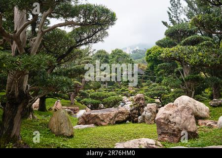 Hong Kong, Chine - avril 2023 : magnifique paysage verdoyant et vieilles pierres du jardin Nan Lian à Diamond Hill, Chi Lin Nunnery Banque D'Images