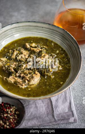 Le Chakapali est un plat traditionnel géorgien de saison servi dans le bol Banque D'Images
