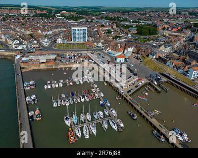 Vue aérienne du port de Bridlington sur la côte nord du Yorkshire au Royaume-Uni. Banque D'Images