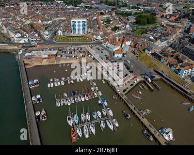 Vue aérienne du port de Bridlington sur la côte nord du Yorkshire au Royaume-Uni. Banque D'Images