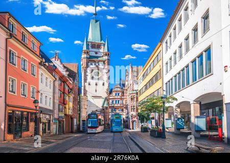 Freiburg im Breisgau, rue pavée historique et vue sur l'architecture colorée, région du Bade-Wurtemberg en Allemagne Banque D'Images