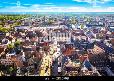 Vue aérienne du centre-ville historique des toits de Strasbourg, région Alsace de France Banque D'Images