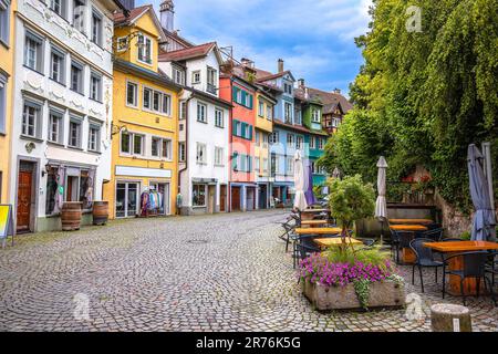 Vieille rue pavée dans la ville de Lindau et vue sur l'architecture colorée, lac de Bodensee en Bavière en Allemagne Banque D'Images