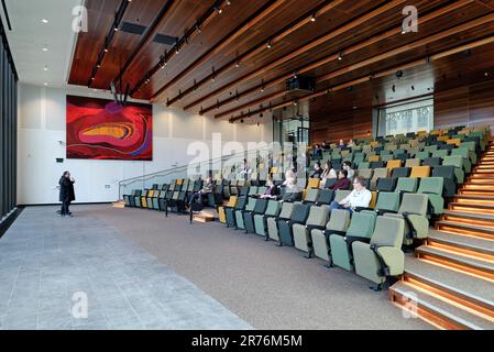 Auditorium. Australian National University Research School of Physics, Canberra, Australie. Architecte: Hassell, 2023. Banque D'Images