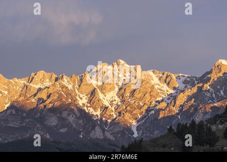 Vue de dessus vue pittoresque des montagnes rocheuses rugueuses crête couverte de neige situé contre ciel bleu sans nuages en plein jour Banque D'Images