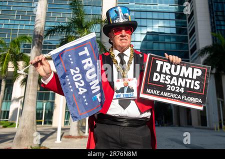 Miami, Floride, États-Unis. 13th juin 2023. 13 juin 2023 Miami, FL: Gregg Donovan, l'ancien ambassadeur autoproclamé à Hollywood, Californie, pose pour des photos devant le Wilkie D. Ferguson Jr LE palais de justice fédéral DES ÉTATS-UNIS proteste contre l'inculpation de l'ancien président américain Donald Trump (Credit image: © Dominic Gwinn/ZUMA Press Wire), USAGE ÉDITORIAL EXCLUSIF ! Non destiné À un usage commercial ! Banque D'Images