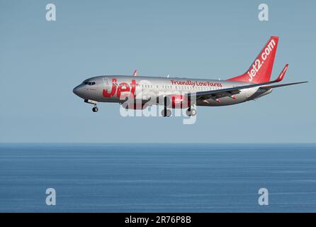 Ténérife, Espagne 4 juin 2023. Boeing 737 de Jet2 Airlines vole dans le ciel bleu au-dessus de l'océan Banque D'Images