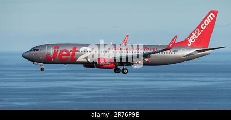 Ténérife, Espagne 4 juin 2023. Boeing 737 de Jet2 Airlines vole dans le ciel bleu au-dessus de l'océan Banque D'Images