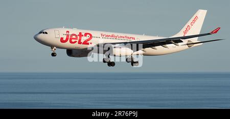 Ténérife, Espagne 4 juin 2023. Airbus A330-243 de Jet2 Airlines vole dans le ciel bleu au-dessus de l'océan Banque D'Images