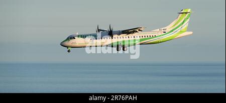 Ténérife, Espagne 4 juin 2023. L'ATR 72-600 de Binter Airlines vole dans le ciel bleu, atterrissant à l'aéroport de Tenerife au-dessus de l'océan Banque D'Images