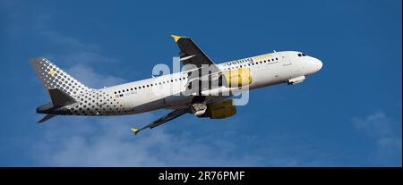 Tenerife, Espagne 7 juin St, 2023. Vueling Airlines Airbus A320. Vueling Airlines vole dans le ciel bleu Banque D'Images