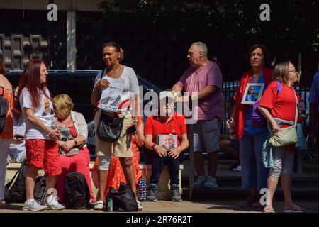 Londres, Royaume-Uni. 13th juin 2023. Les membres de la famille des personnes décédées du coronavirus tiennent des photos de leurs proches lors de la manifestation à l'extérieur du centre d'enquête britannique Covid-19 Hearing Centre, à l'ouest de Londres. Les familles endeuillées se sont rassemblées à l'extérieur du centre alors que l'audience publique sur la gestion de la pandémie au Royaume-Uni commence. Crédit : SOPA Images Limited/Alamy Live News Banque D'Images