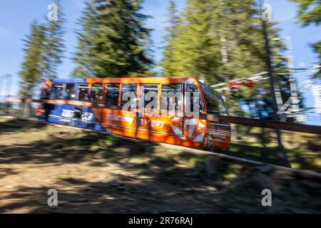 GUBALOWKA, ZAKOPANE, POLOGNE - 1 MAI 2023 : funiculaire sur la colline de Gubalowka à Zakopane, Pologne avec effet de flou de mouvement fort Banque D'Images