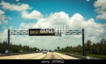 l'image montre un panneau et un panneau indiquant le jour du pont en allemand. Banque D'Images