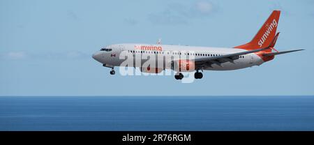 Ténérife, Espagne 4 juin 2023. Boeing 737-800 de SUNWING AIRLINES vole dans le ciel bleu, atterrissant à l'aéroport de Tenerife au-dessus de l'océan Banque D'Images