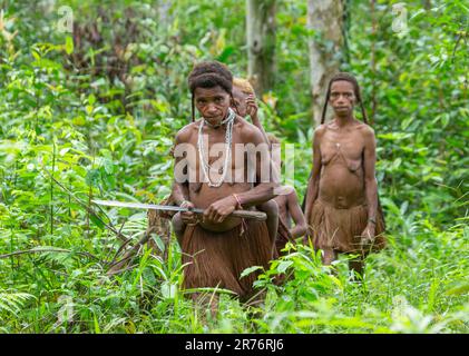 Les habitants du village de la tribu Korowai reviennent de la forêt. Tribu de Korowai (Kombai , Kolufo). Banque D'Images